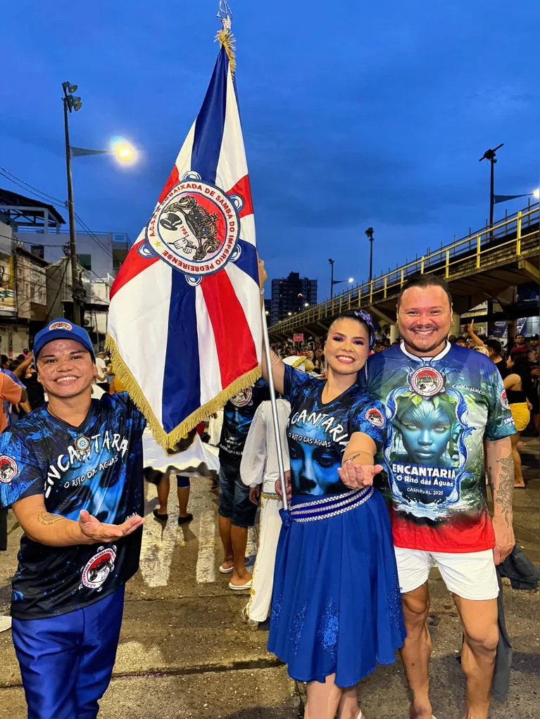 Shayane ao lado do irmão Jean Negrão. Ela porta-bandeira e ele carnavalesco da escola do bairro onde nasceram e cresceram