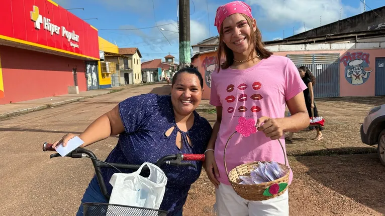 Os alunos distribuíram brindes para a comunidade.