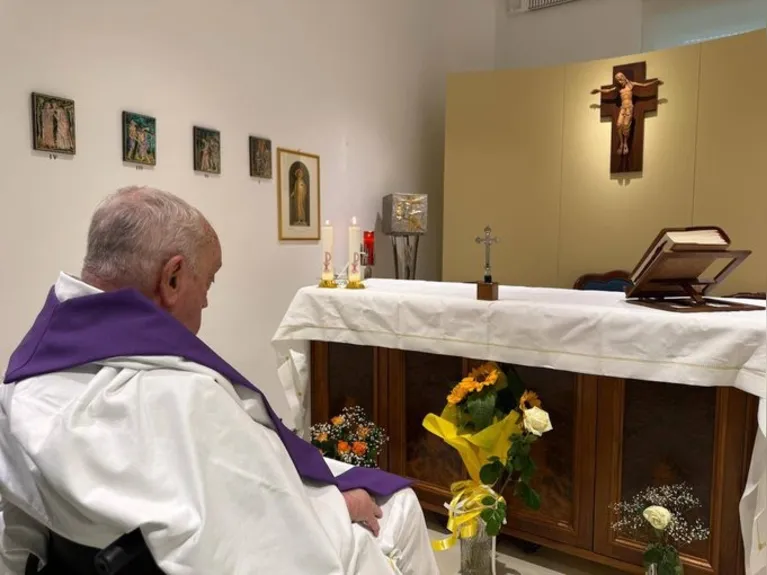 Em 1ª foto após internação, papa aparece diante de altar com Jesus