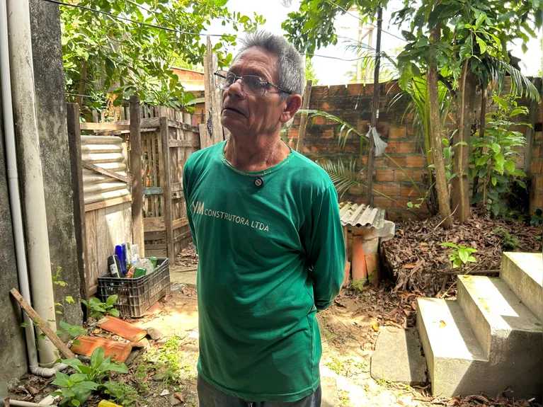 Raimundo Donato Rodrigues recebeu a visita dos ACEs e mostrou o quintal da residência, onde foi encontrado foco do mosquito. “A visita é muito importante para a nossa saúde”.