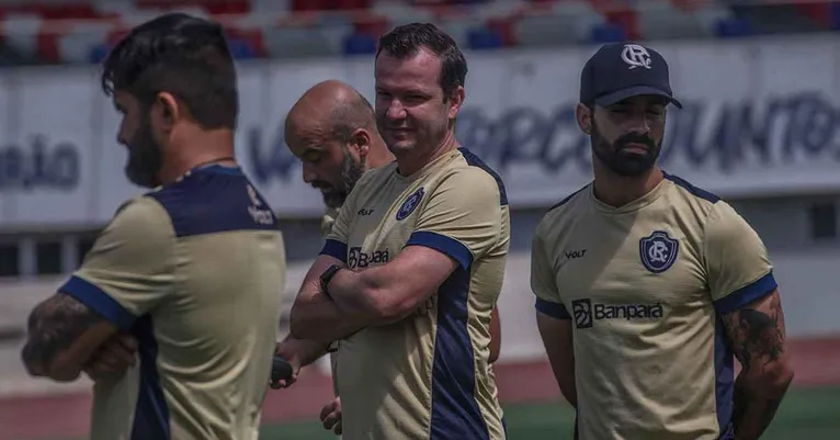Daniel Paulista ao lado da comissão técnica do Remo.