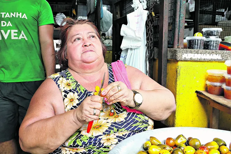 Mira Rodrigues, 65, tem um ponto onde vende frutas variadas na Feira da 25, no bairro do Marco.