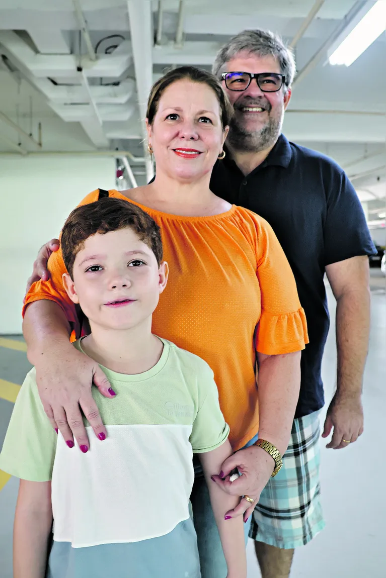 Daniela Martins (mae), Luis Henrique (filho) e Ricardo Machado (pai).