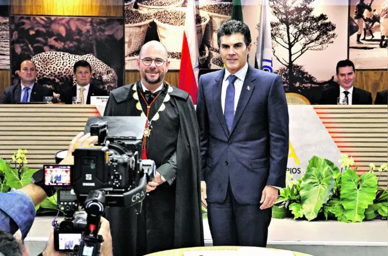 O presidente do TCM, Lúcio Vale, ao lado do governador Helder Barbalho.