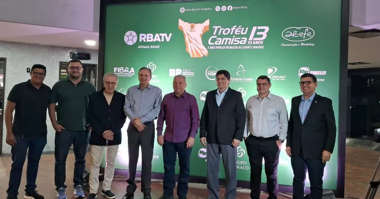 Zaire Filho e Camilo Centeno ao lado de representantes dos patrocinadores do TC 13