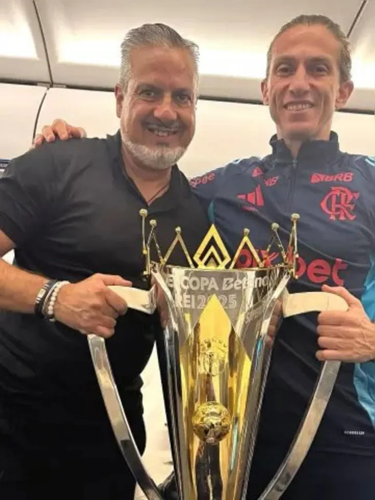 José Boto e Filipe Luís com a taça da Supercopa Rei 2025, conquistada no Mangueirão, em Belém, contra o Botafogo.