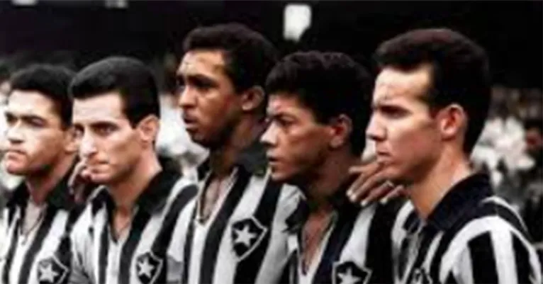 Quarentinha (centro) ao lado de craques como Garrincha e Zagallo. Para muitos, o melhor time do Botafogo de todos os tempos