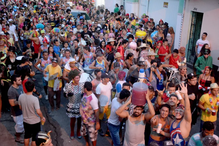 A bebida é um sucesso nas ruas durante o desfile dos blocos