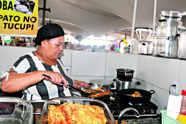 Maria Paula Campos, 60, trabalha com a comercialização dos alimentos no Ver-o-Peso há três décadas.