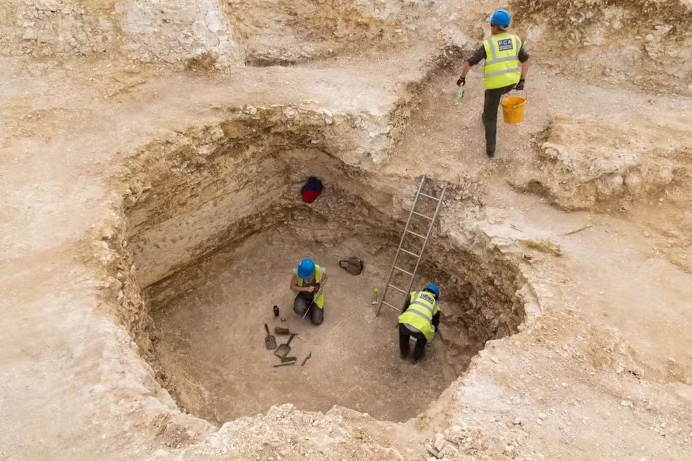 Pesquisadores encontraram milhares de ossos no grande poço