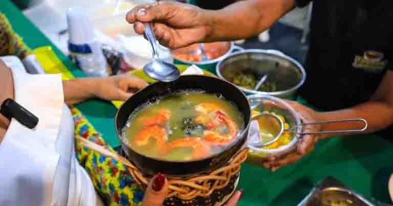 A cidade de Belém também é conhecida por suas tradições gastronômicas, como o tacacá, um prato típico da região vendido por ambulantes nas ruas.