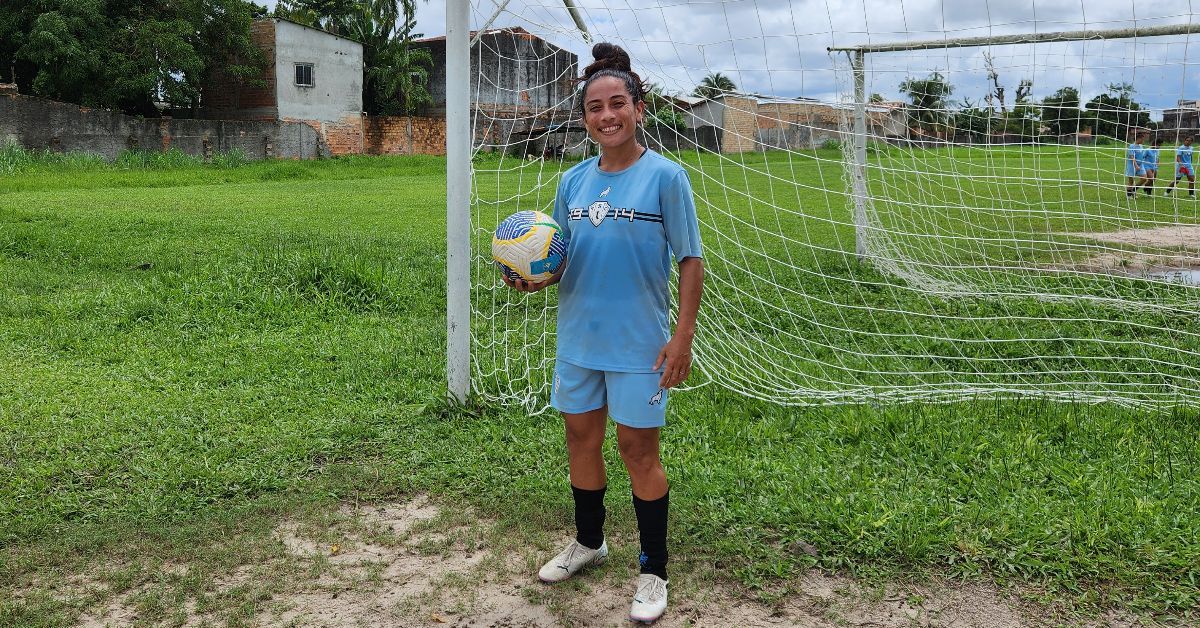 Glazielle Perotes joga futebol desde os 15 anos.