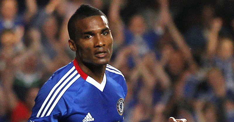 Florent Malouda em ação pelo Chelsea, na temporada 2012/13.