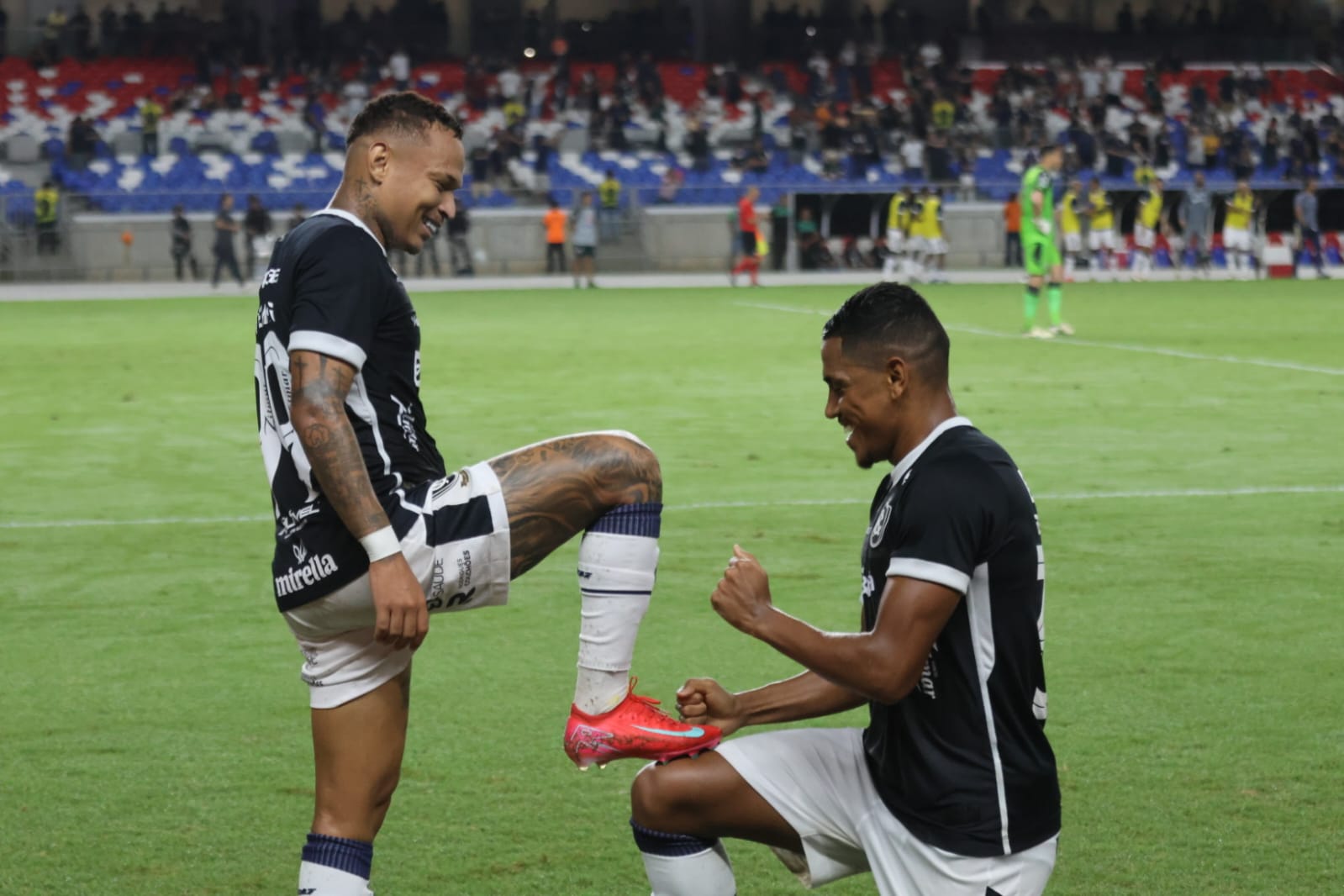 Pedro Rocha agradecendo a assistência de Janderson