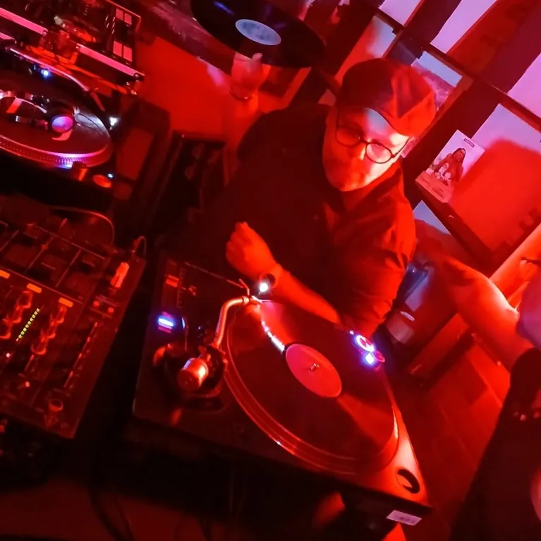DJ Ruy Meira preparou um DJ set espacial com as bandas New Order e Echo and the Bunnyman.