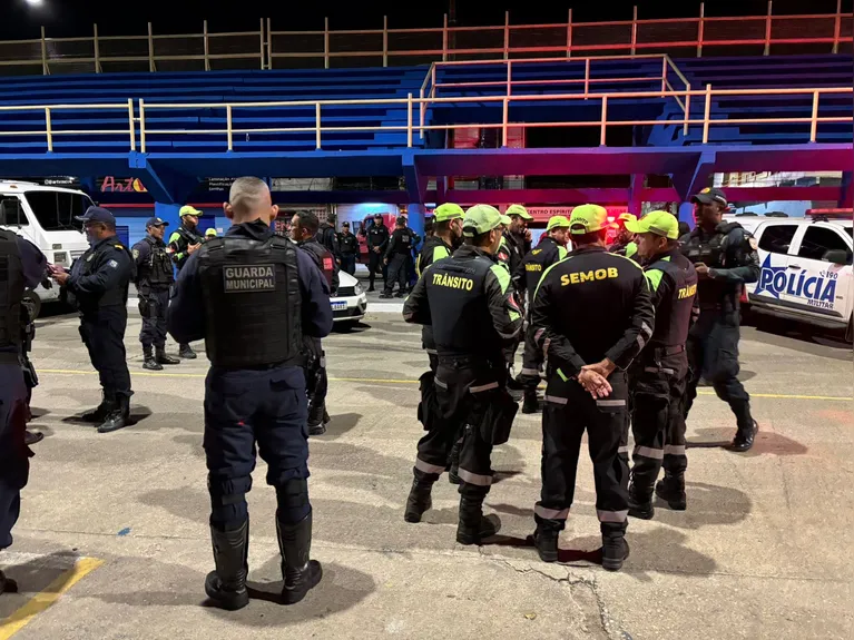 Equipes concentradas para a operação