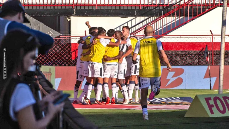 Pedro Rocha comemora o quinto gol dele na Série B e se isola na artilharia