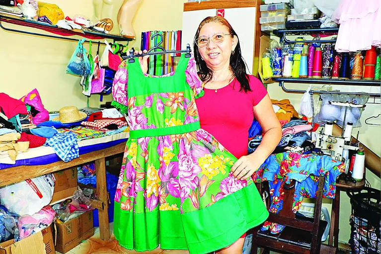 Por conta da grande procura, Rosimeire perde as contas da produção dos trajes