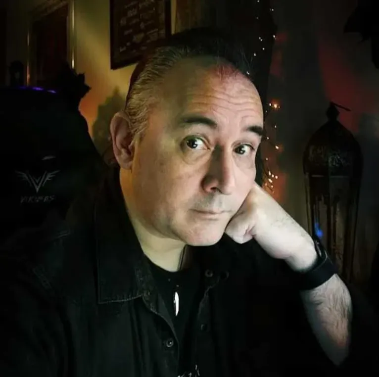 DJ BatBoy Slim, cofundador do World Goth Day, ajudou a transformar uma simples ideia em um movimento global da cena gótica.
