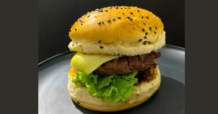 Dia do Hamburguer: lojas se reinventam para atrair clientes