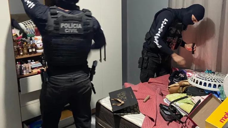Nos locais, os policiais localizaram diversos objetos suspeitos de serem produtos de carga roubada, além de uma arma de fogo e porções de entorpecentes