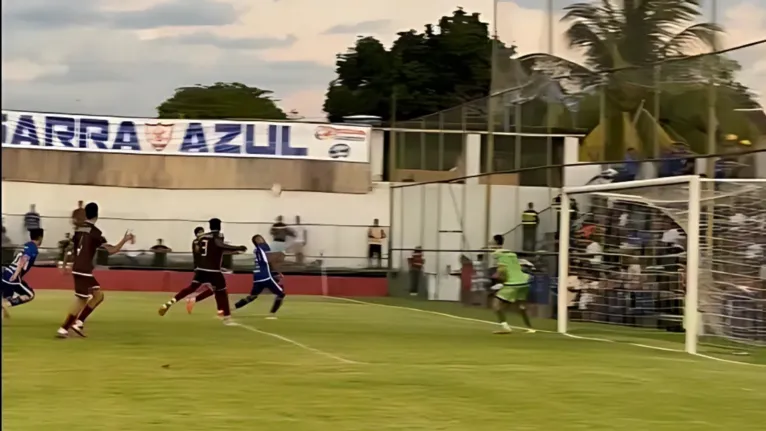 Oportunista, Krukri aproveitou a falha e converteu o primeiro gol do azulão