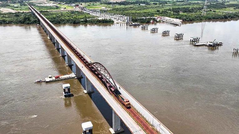 Duas novas pontes estão sendo construídas sobre o rio Tocantins em Marabá, paralela à já existente