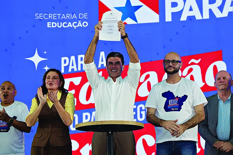 O governador Helder Barbalho, a vice Hana Ghassan e o titular da Seduc Rossieli Soares