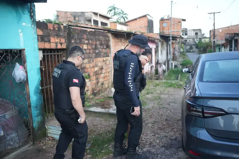 Durante a ação criminosa, os investigados subtraíram a camisa, um aparelho celular e a quantia de R$ 300, conforme relatado pela vítima.