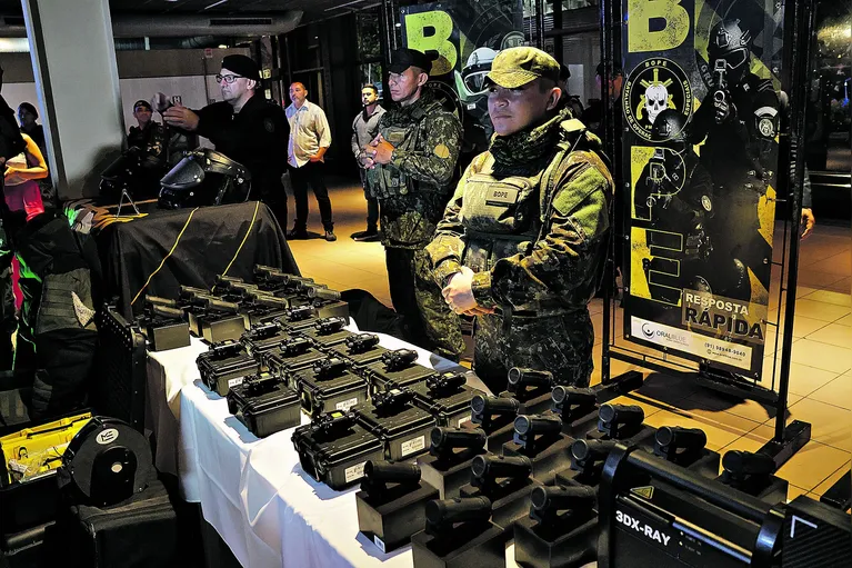 As submetralhadoras são da fabricante alemã SIG Sauer, produzidas nos Estados Unidos.