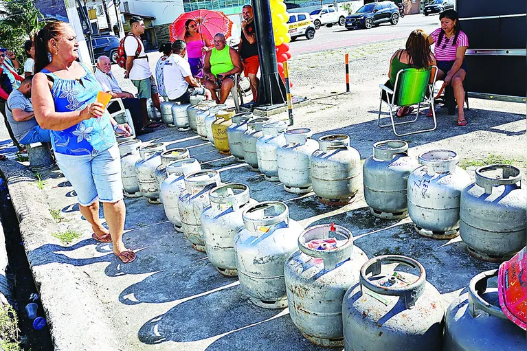 Houve também filas de botijões entre aqueles que queriam comprar o produto a apenas R$ 69,99.