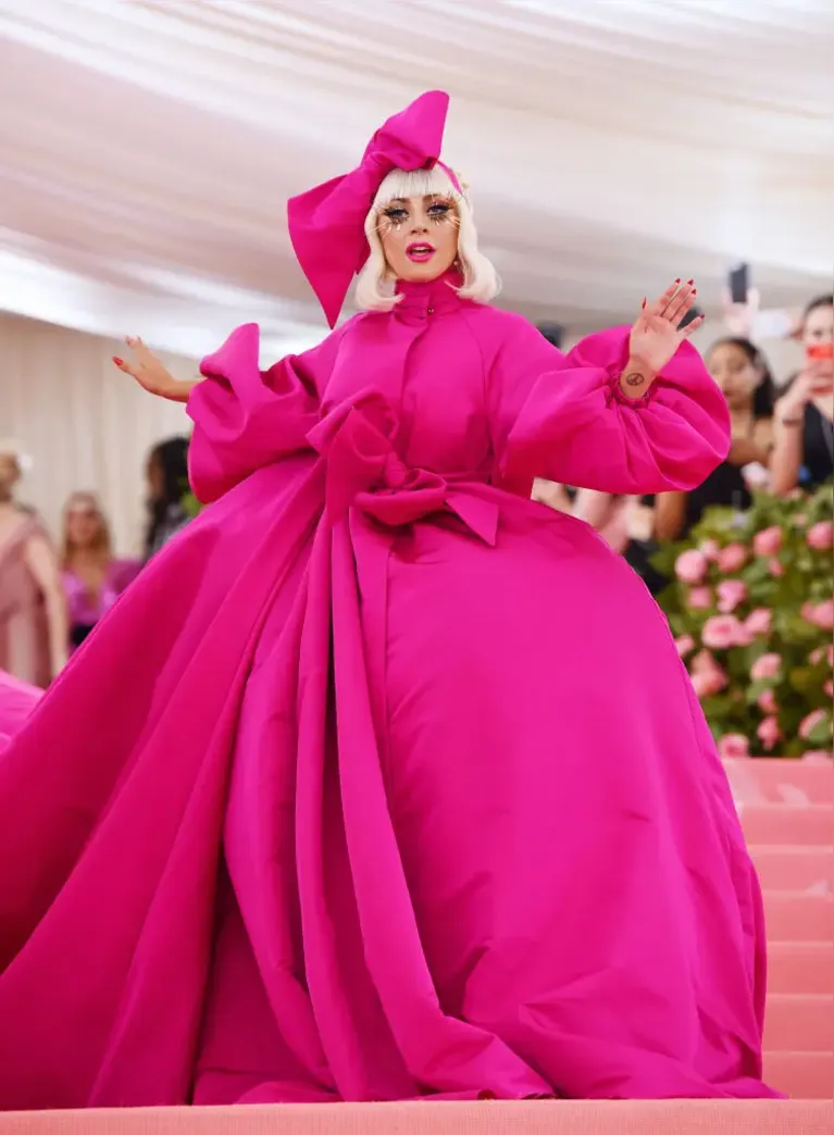 Gaga escolheu um modelo ultramaximalista cor-de-rosa para ser anfitriã do MET Gala 2019.