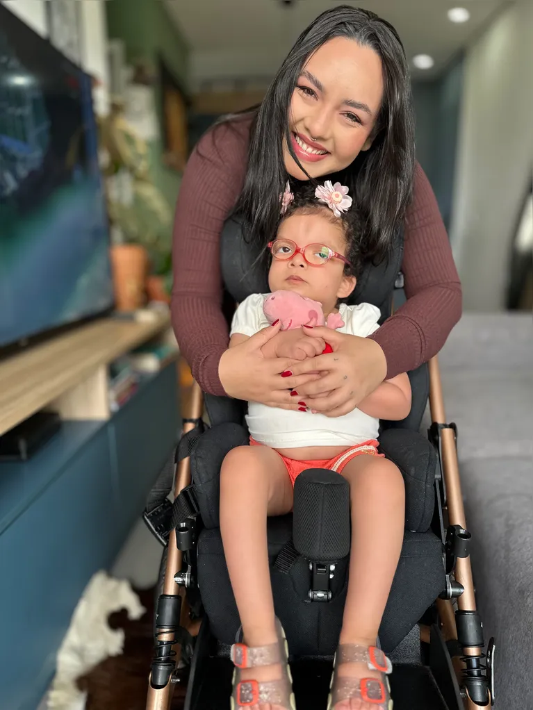 Mães atípicas vivem de amor e desafios: "Ser forte o tempo todo cansa"