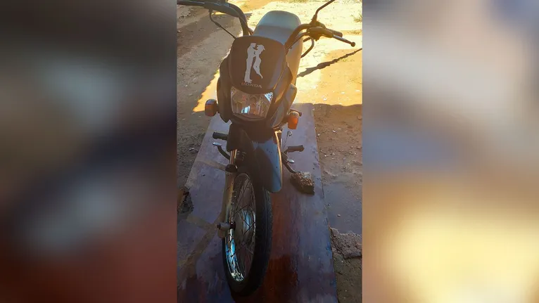 Moto não apresenta mais o adesivo na parte frontal mas número do chassi pode ajudar na localização