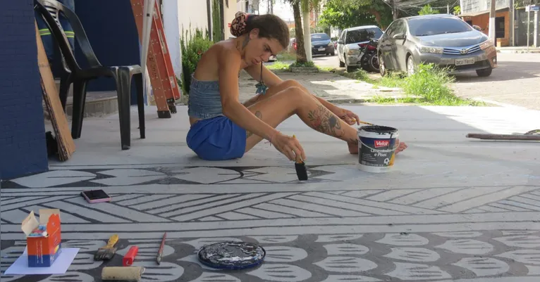 A artista trans e indígena Mulambra viu na Casa Ikeuara o acolhimento que buscava para expressar suas linguagens artísticas.