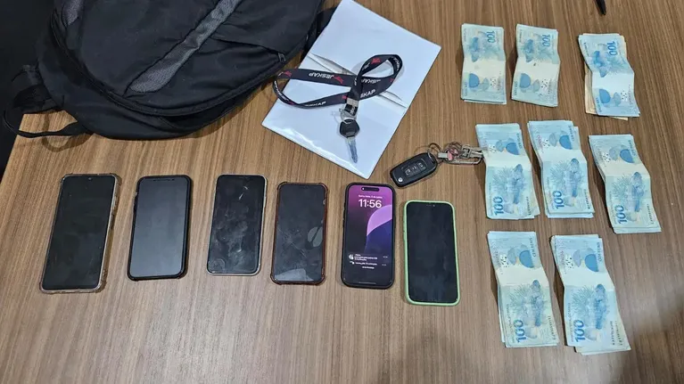 Aparelhos e dinheiro apreendidos com o bando