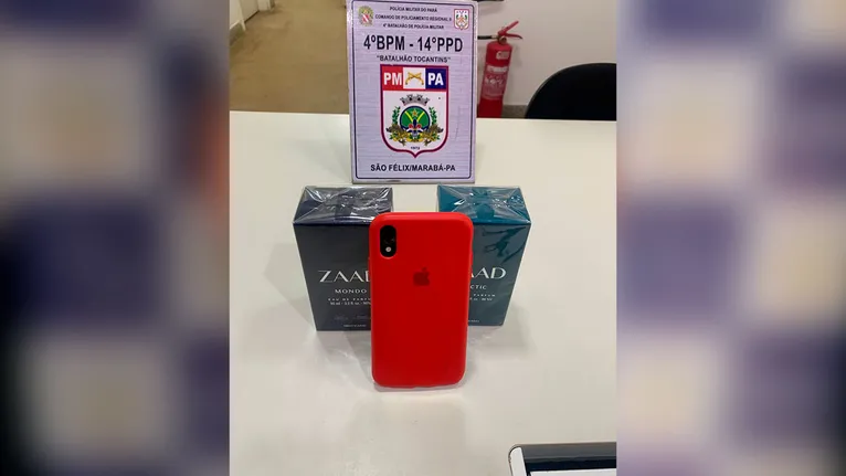 Os perfumes e o celular encontrados com o suspeito