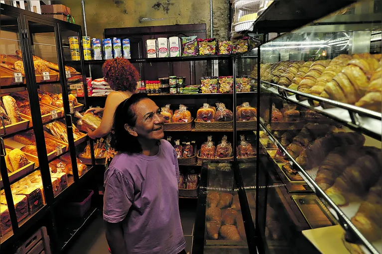 Elma Lisboa, de 79 anos, vai diariamente ao Armazém da 25 comprar pão e fazer o lanche da tarde
