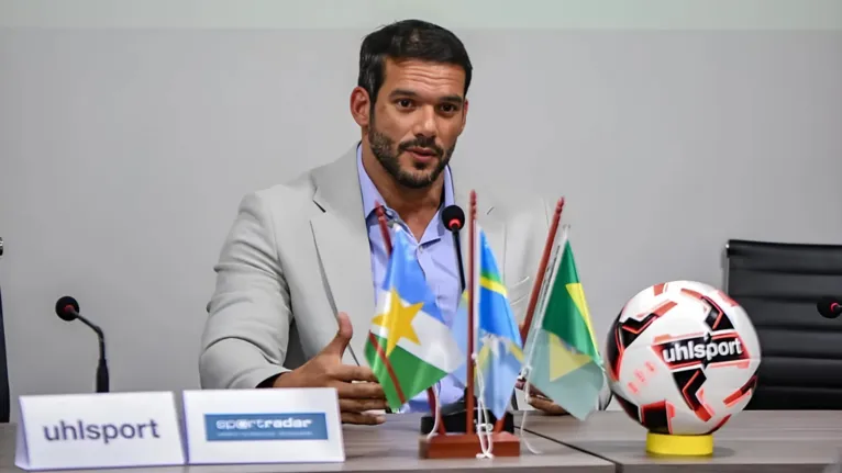 Nascido em Boa Vista, capital de Roraima, Xaud é médico, com especialização em infectologia e medicina esportiva