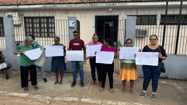 Familiares se manifestaram cobrando Justiça pelo crime que chocou a cidade