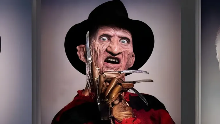 Freddy Krueger, personagem da série de filmes A Hora do Pesadelo, dos anos 80, onde ele atacava e matava as pessoas dentro dos pesadelos