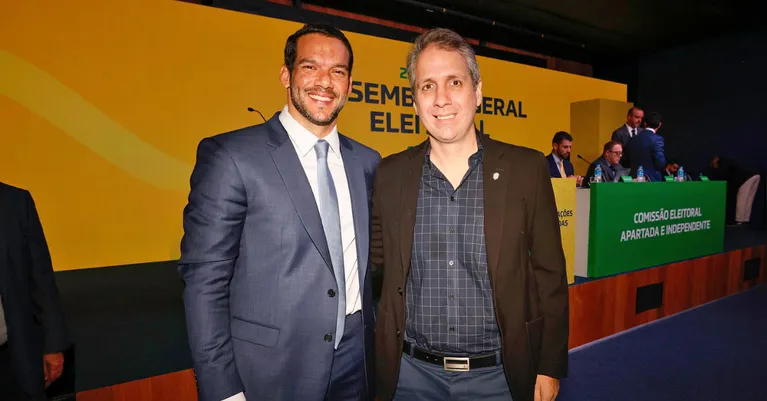Ricardo Gluck Paul (direita) também é vice da CBF; Samir Xaud (esquerda) é o presidente