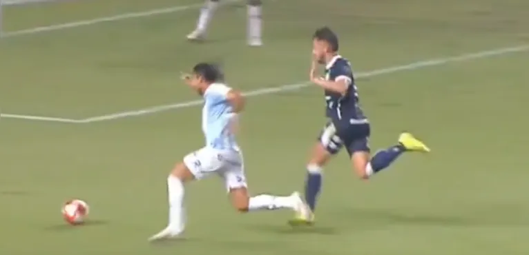 Benítez e Pavani no lance do pênalti.