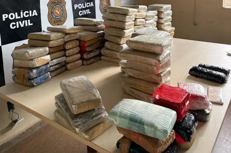 Mais de 117 kg de drogas são apreendidos e dois são presos