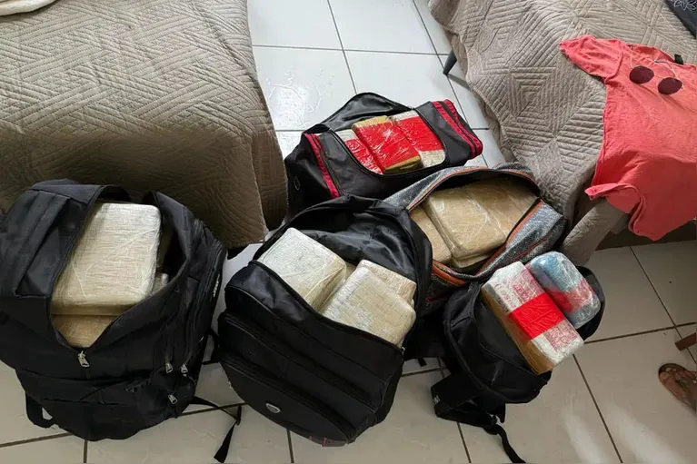 Mais de 117 kg de drogas são apreendidos e dois são presos