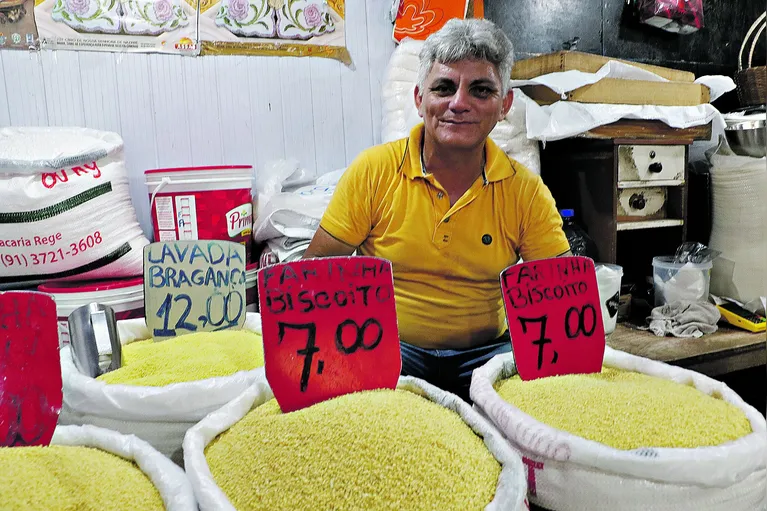 Inácio Paiva Lima, 56, é conhecido por comercializar farinha de mandioca