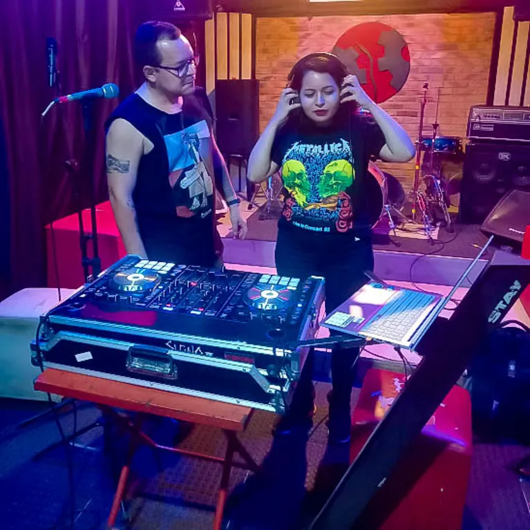 DJs reunidos no Fábrika Studio fazendo uma prévia do que vai rolar na noite do World Goth Day