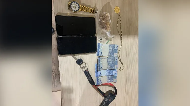 Além dos entorpecentes, foram apreendidos ainda dois aparelhos celulares, uma colar, um relógio em R$ 8 em espécie.