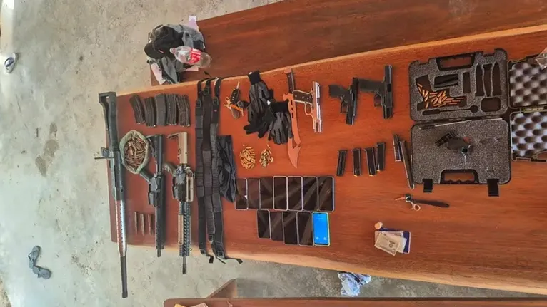 Foram apreendidos armamentos pesados, entre eles um fuzil calibre .50.