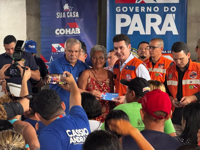 Ministro Jader Filho visita casas afetadas por ventania em Mosqueiro